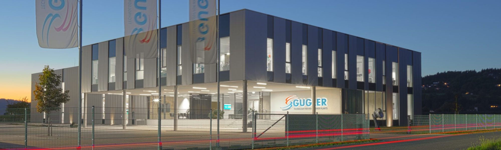 Gugler_Architektur_Fahnen_Abend